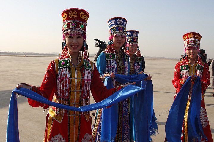 主题六:【献哈达】 每当尊贵的客人到达家园,蒙古人都会以最纯洁的