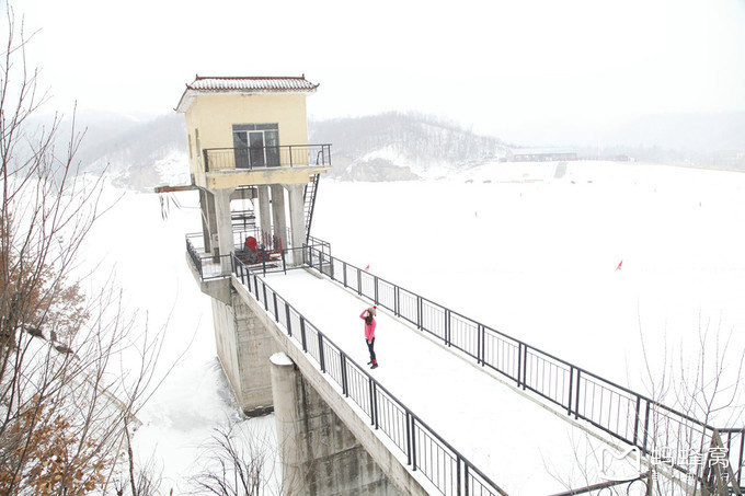 亚布力 游记  10点半到亚布力,一群人吃过饭之后去滑雪,鉴于我之前在