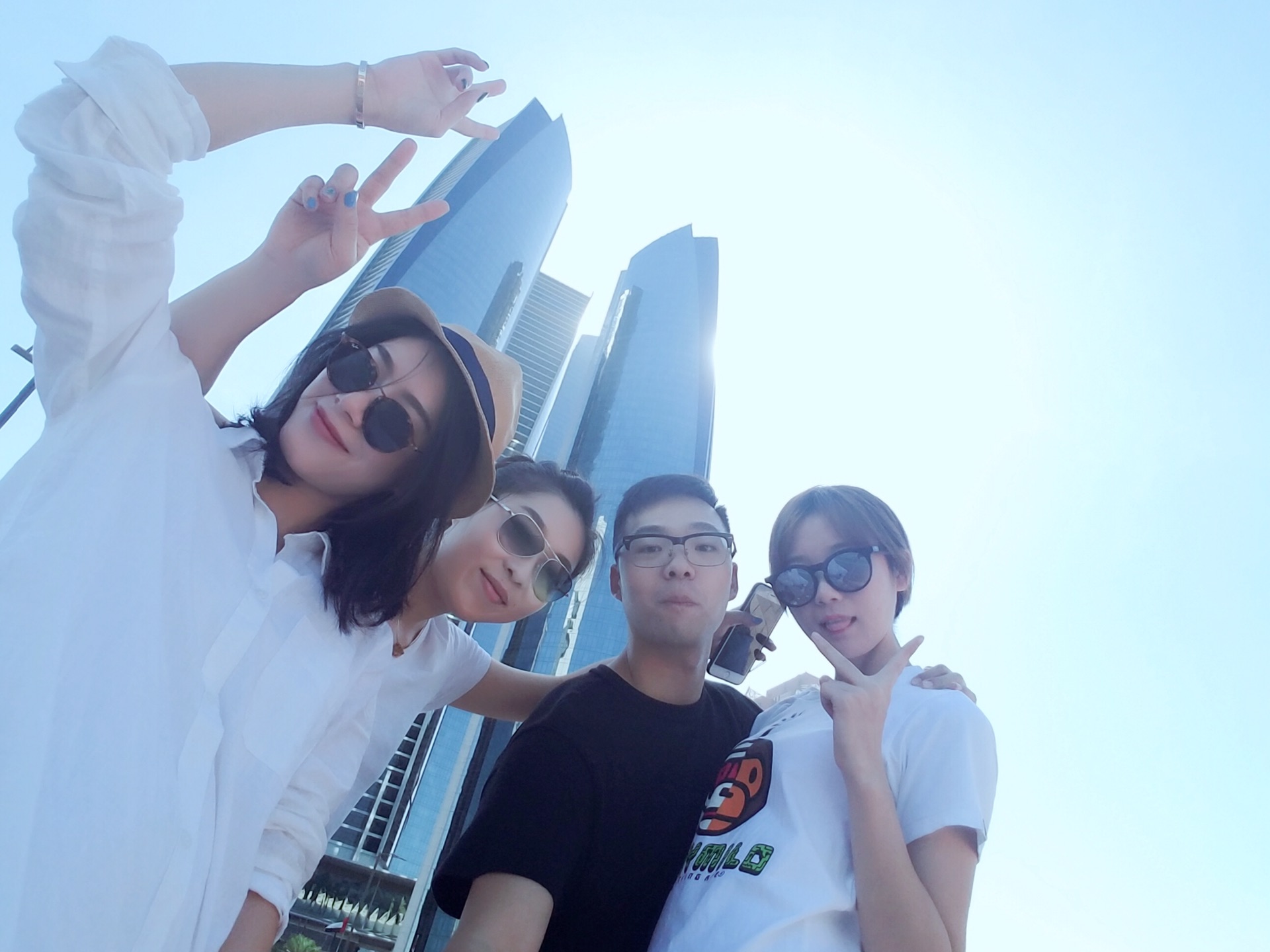 为了跳伞去迪拜!