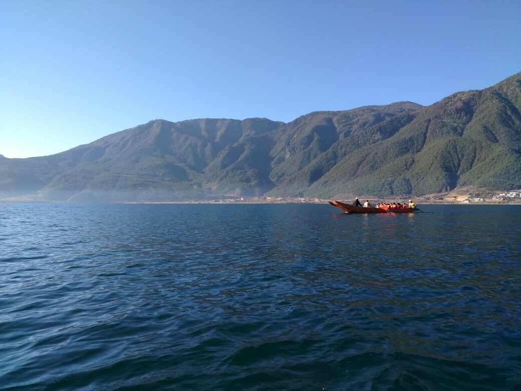 泸沽湖拍婚纱_旅拍泸沽湖背影(2)