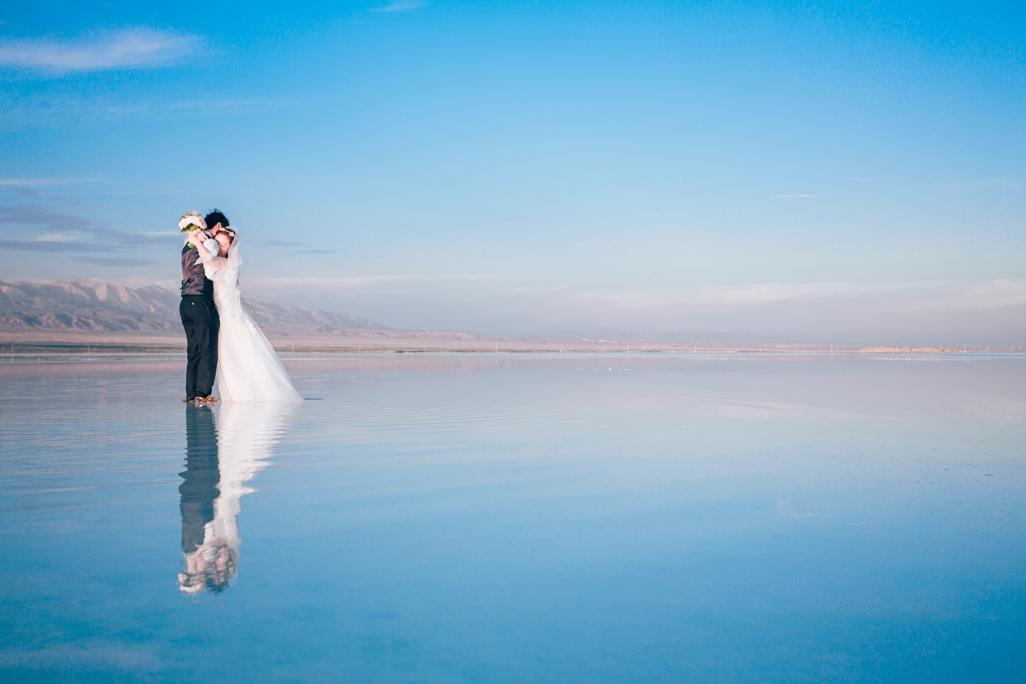 茶卡盐湖拍婚纱照价格_茶卡盐湖天空之镜图片(2)