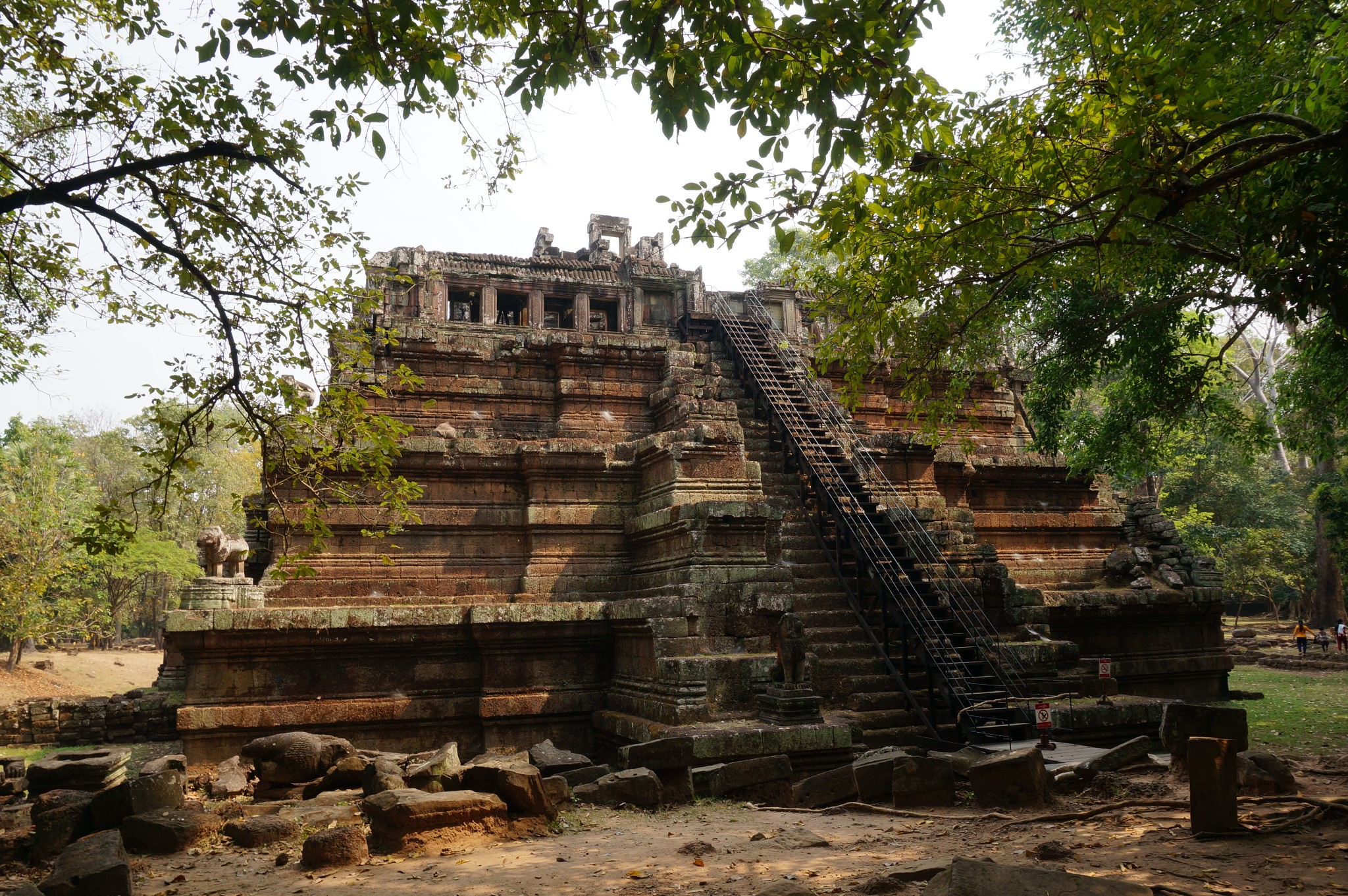 宫殿最初是真腊国王罗因陀罗跋摩二世在兴建王宫的同时,建造的湿婆庙