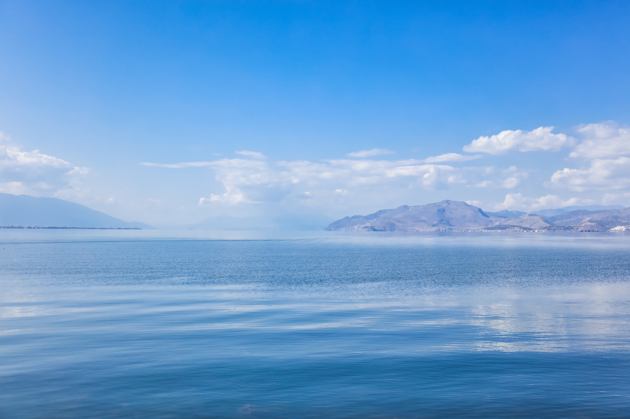 再一次来到洱海边,湖水清澈,云淡风轻.