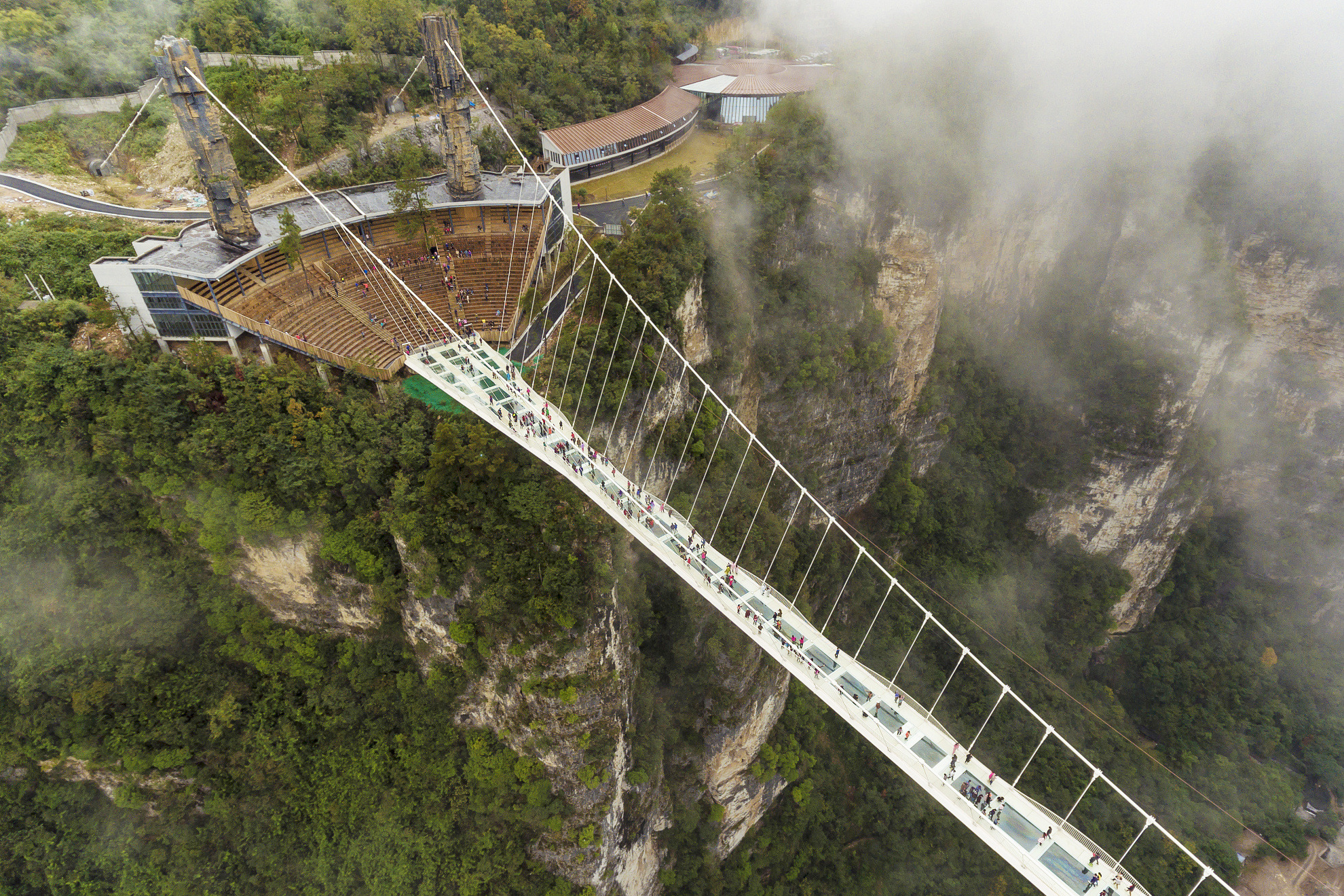 游天门山乘观光索道上山→李娜别墅→玻璃栈道→野拂藏宝→鬼谷栈道