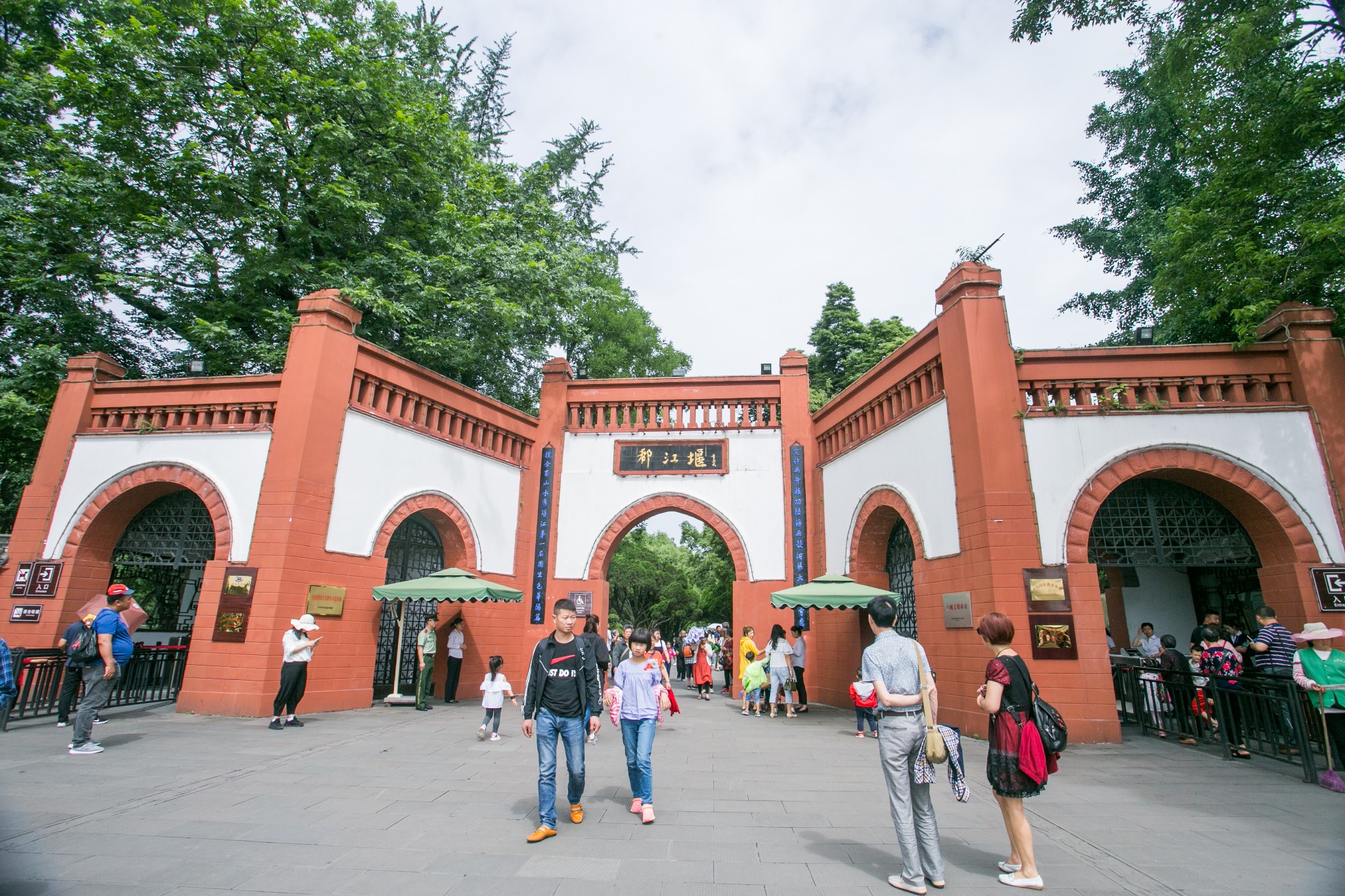 南桥广场边就是都江堰景区的正门, 都江堰景区有多个出入口,建议从