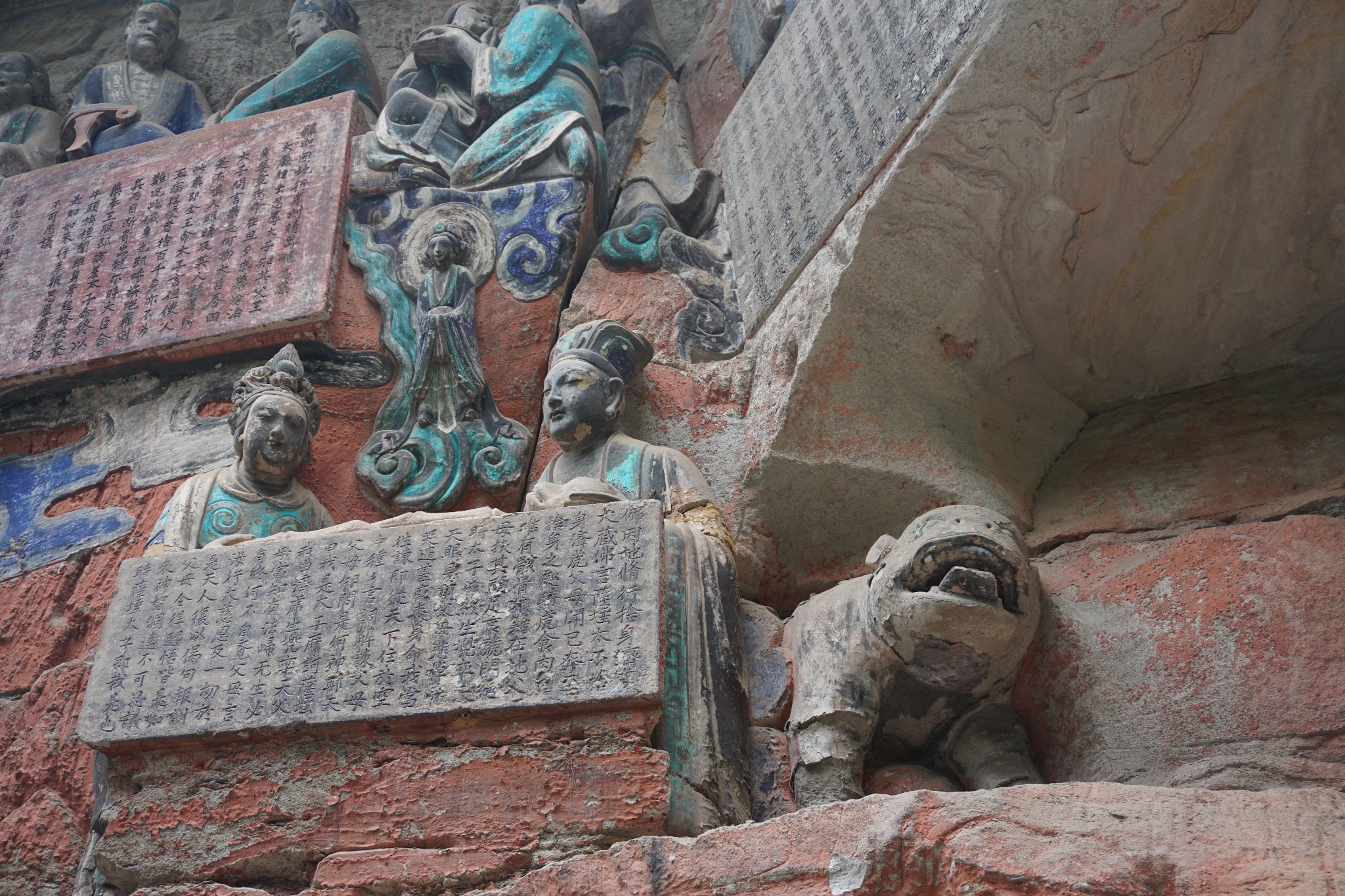 包含宝顶山,北山,南山,石篆山,石门山5处,一般人们所提及的大足石刻大