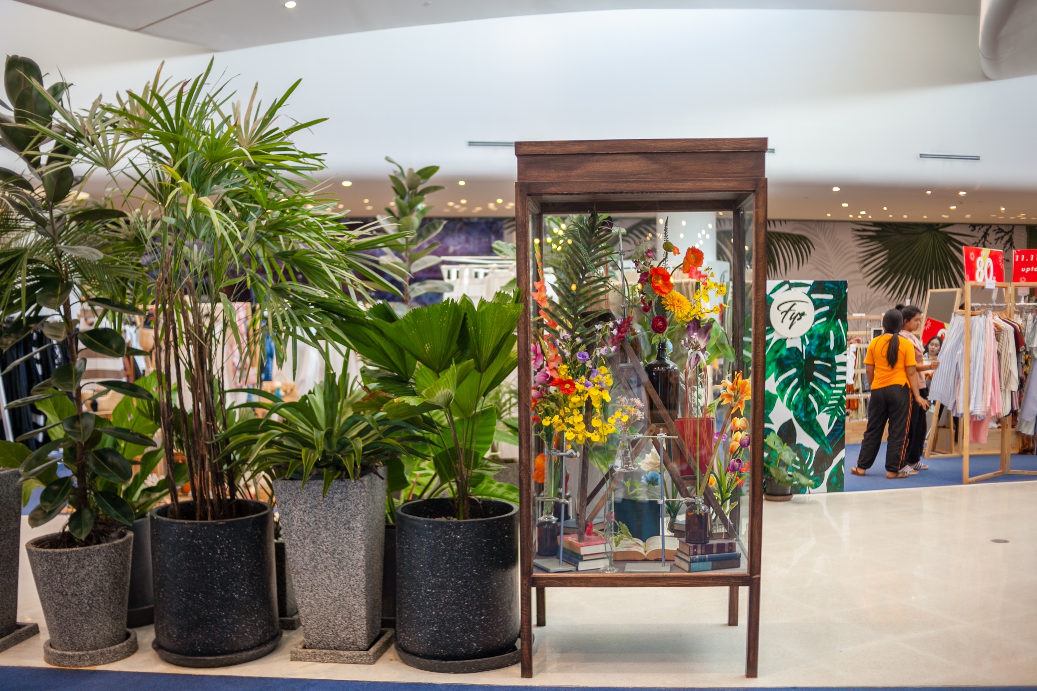 phuket floresta商场不亏是最新开业的旗舰店水准,连绿植的摆设和陈列