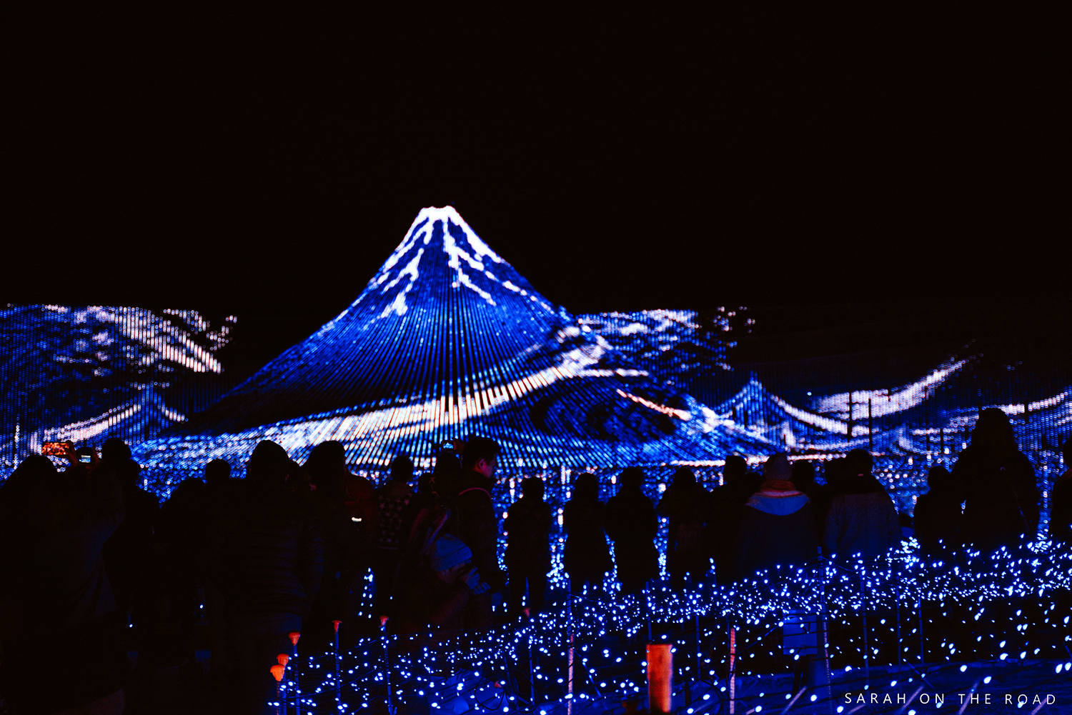 园内还有蓝色的光之云海和水上彩灯,灯光有序地渐变,尽管这个季节寒风