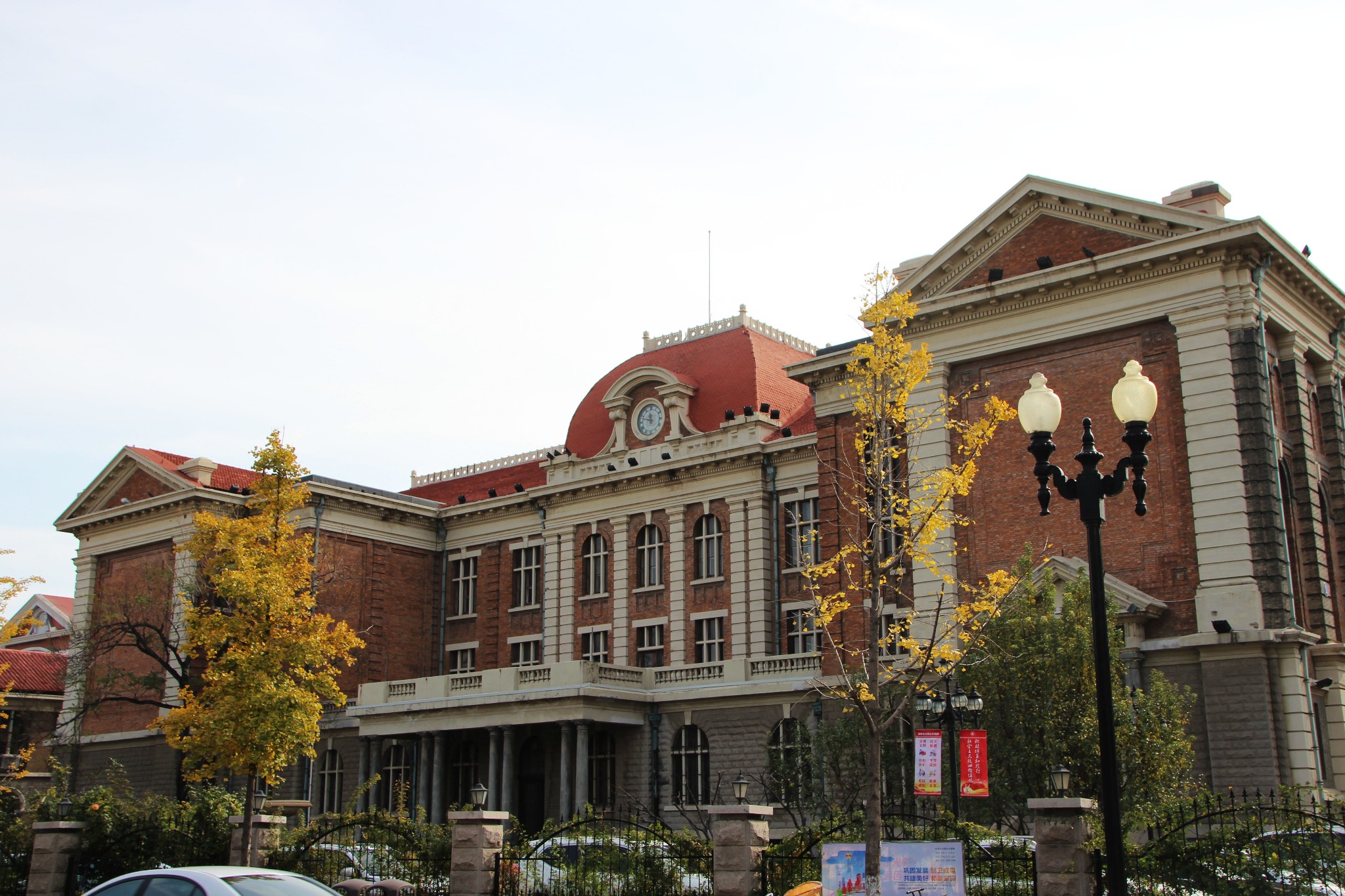 天津外国语大学钟楼图片