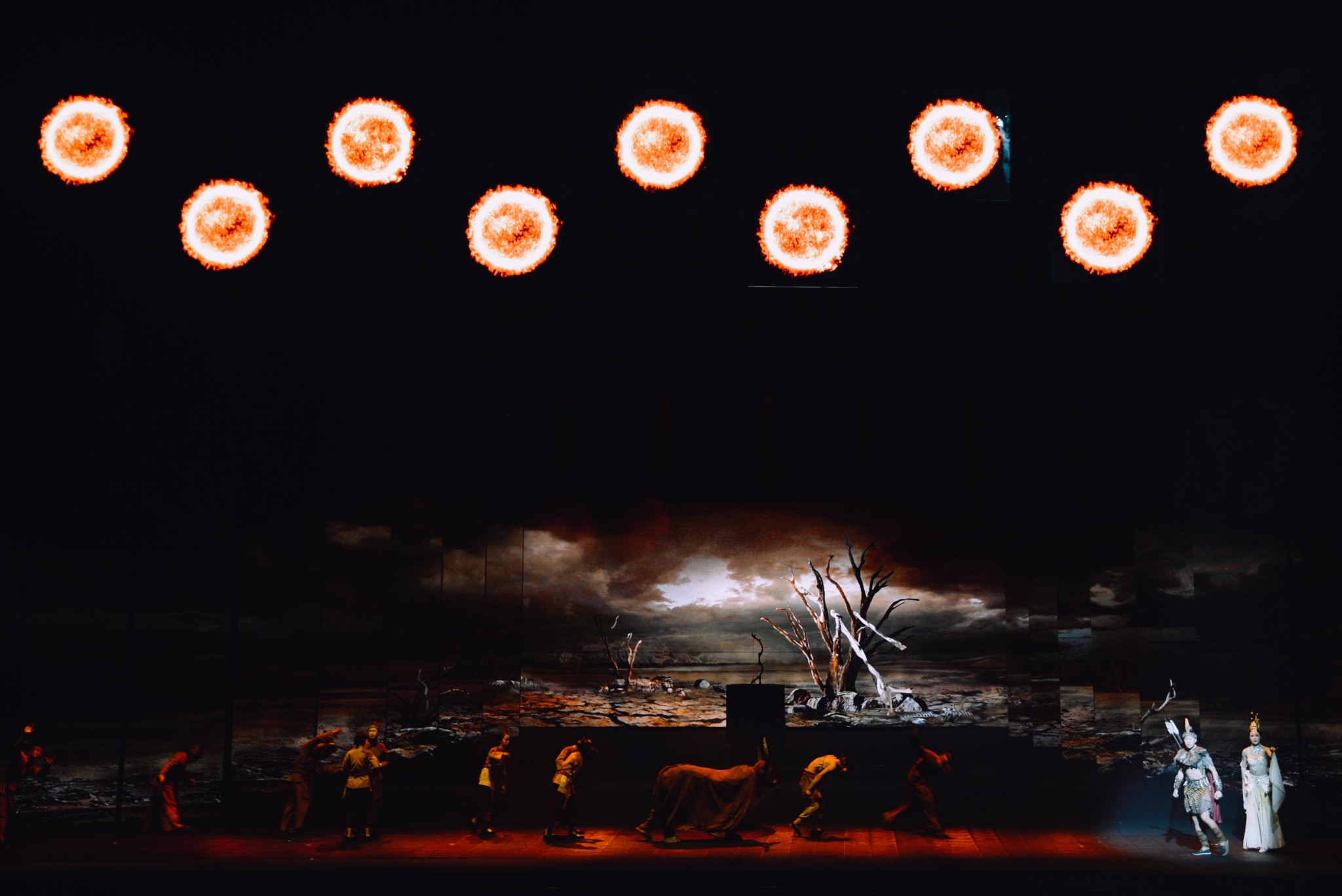               远古时期,十日凌空