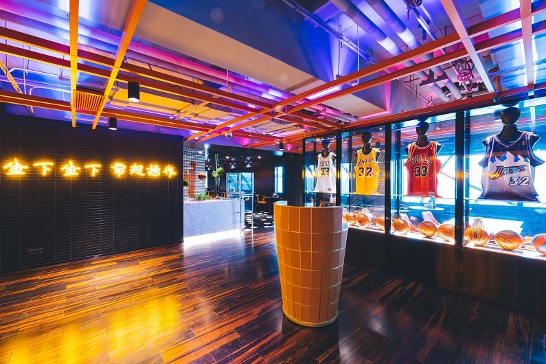 [把酒店开在篮球馆里] 由亚朵和虎扑体育共同打造的酷炫篮球主题酒店