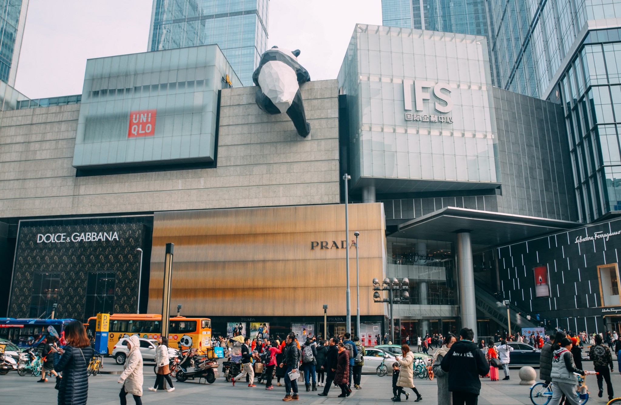 从ifs商场里面坐扶梯上七楼,就可以看到