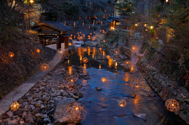 到黑川温泉街上找间极上汤宿来趟浪漫散策之旅