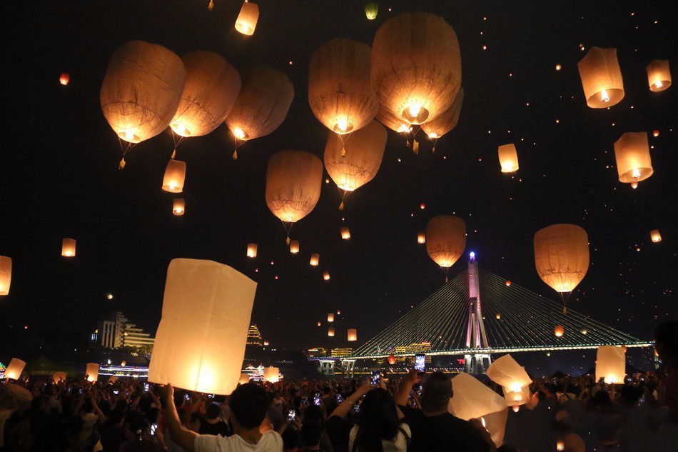 泼水节放水灯大象上竹楼吃傣家饭篝火晚会这才是西双