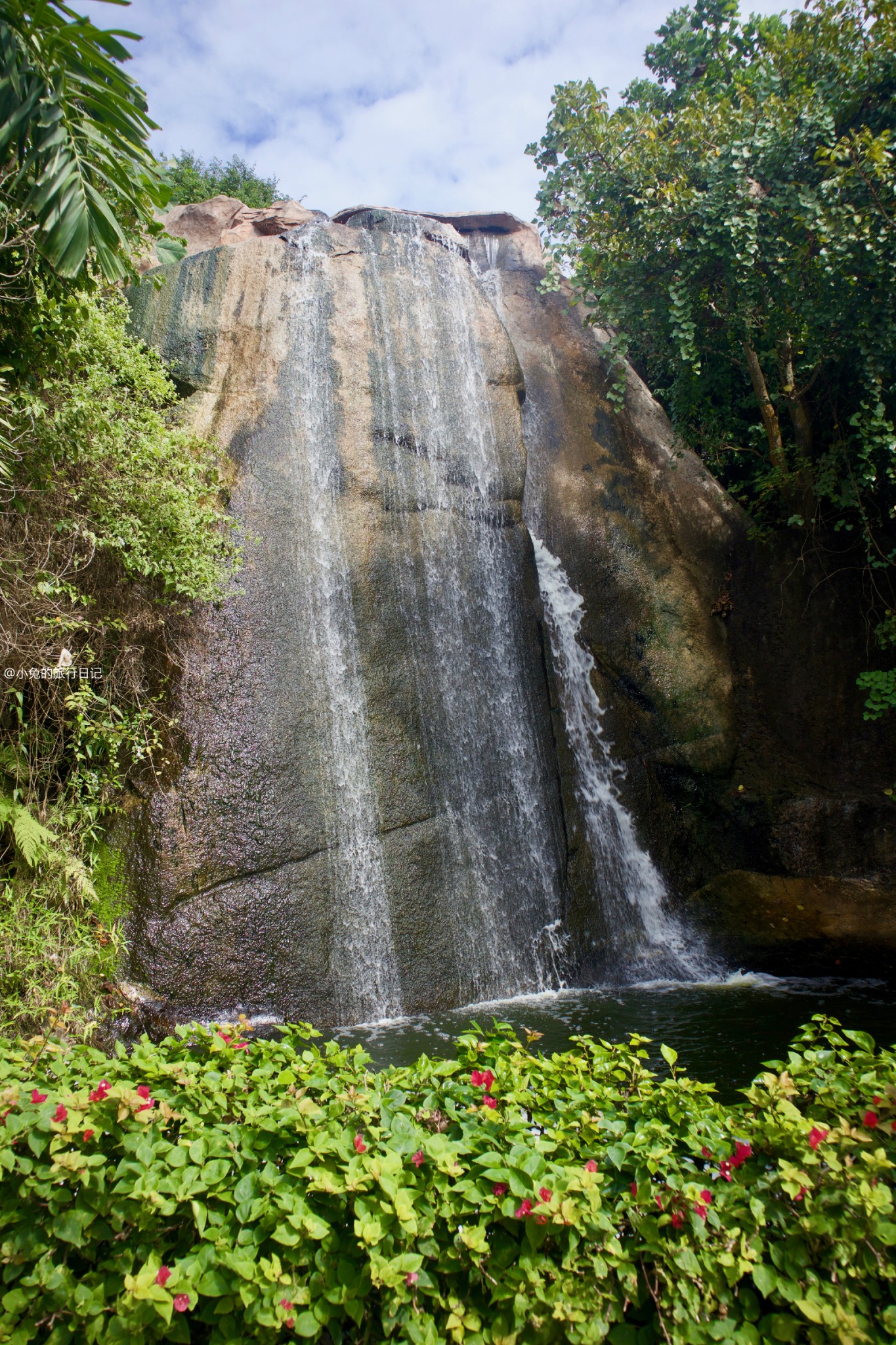 在情人谷可以玩寻宝游戏,完成任务后可以