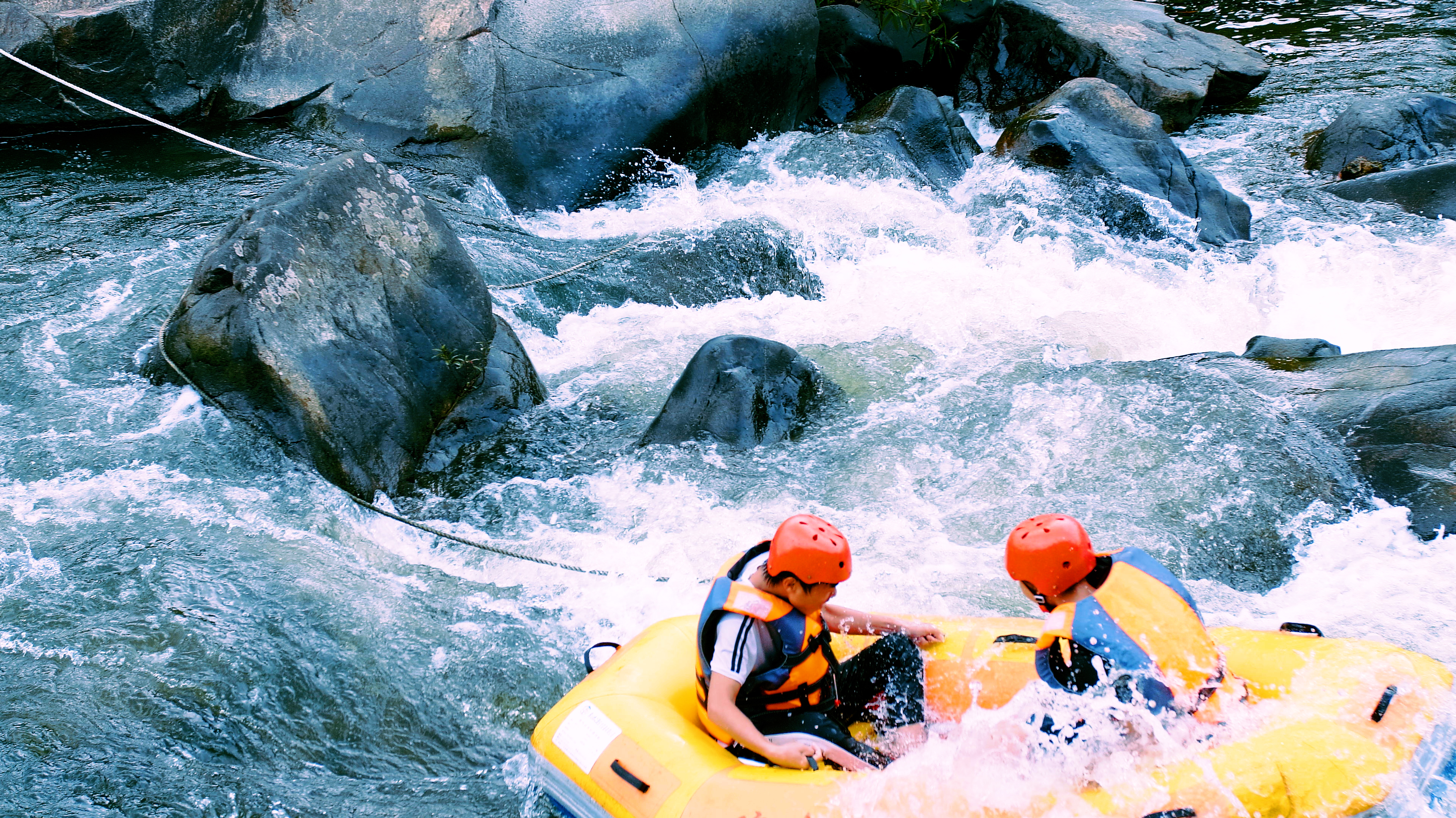琼中峡漂流体验(空中玻璃漂流 天然峡谷漂流 山水天地乐园)