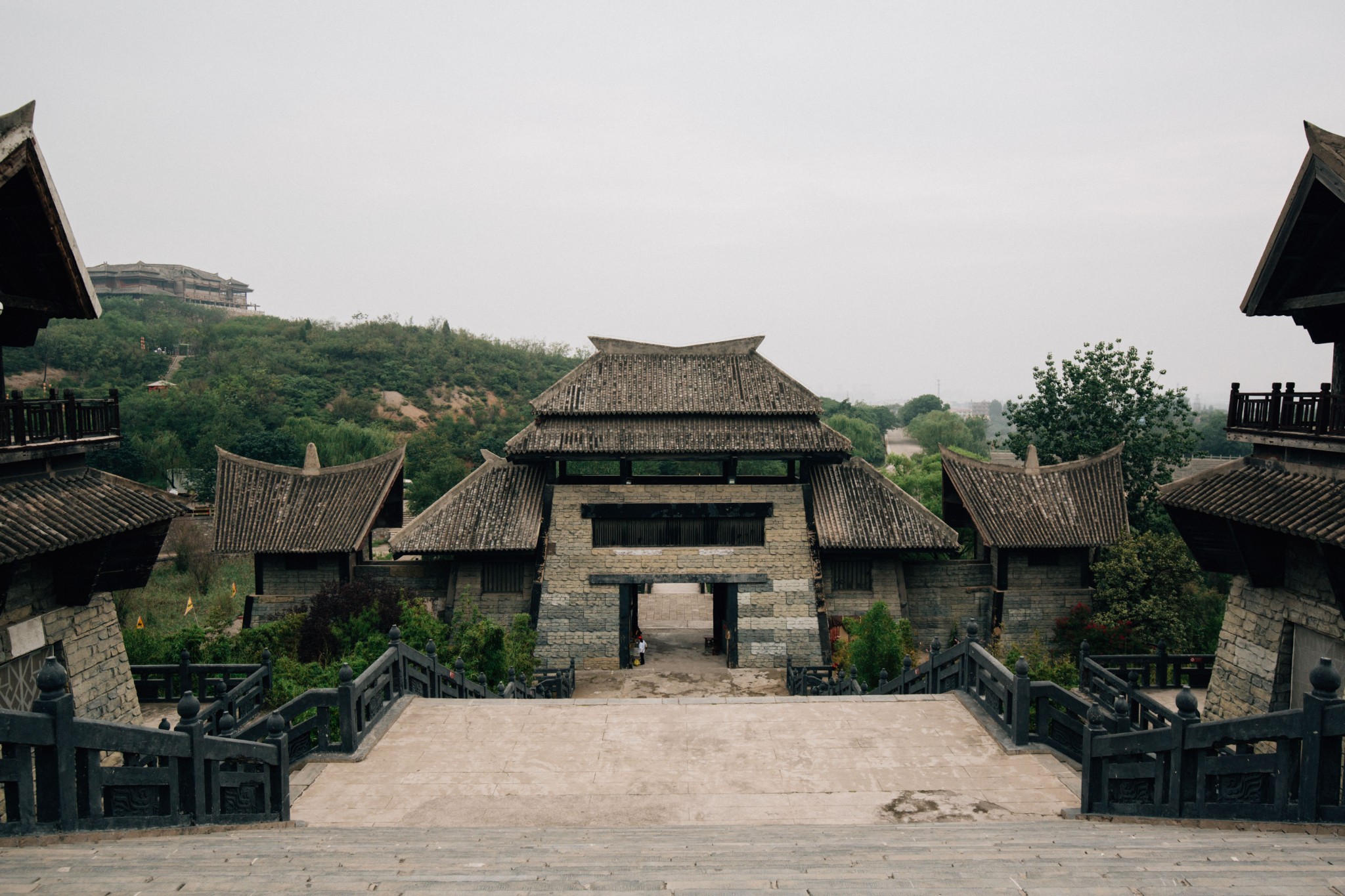 焦作影视城由周王宫区,楚王宫区,市井街区几个部分组成.