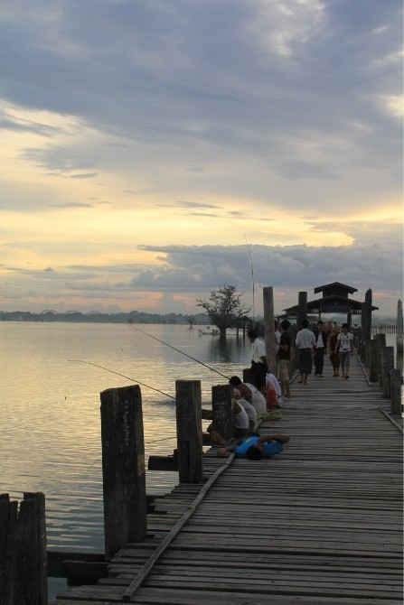 一个人在湖捕鱼猜成语_一个人走在路上(2)