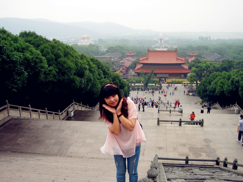 登云大道一共216级,共分七个平台,从下往上看,只见台阶不见平台,从上