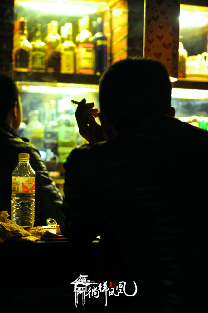 男人喝酒沧桑背影图片图片