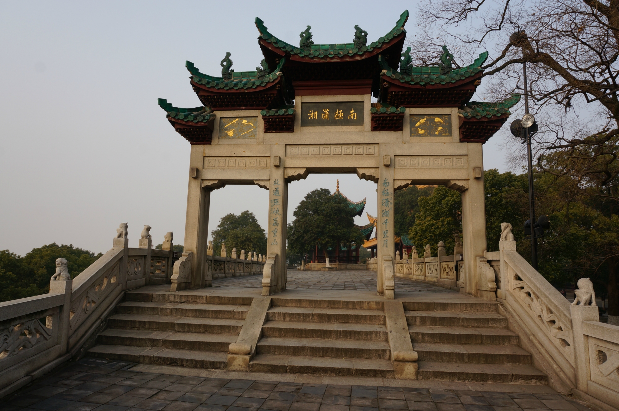 岳阳楼公园 --岳阳楼公园占地45亩,由岳阳楼,仙梅亭,怀甫亭,点将台