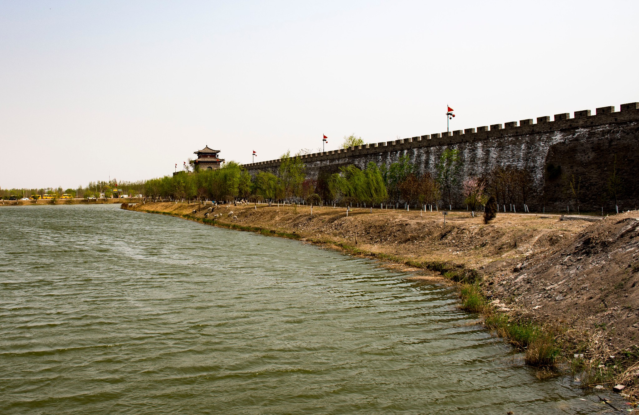 古城的护城河非常宽,古城墙周长4.5公里,墙高10米,厚8米.