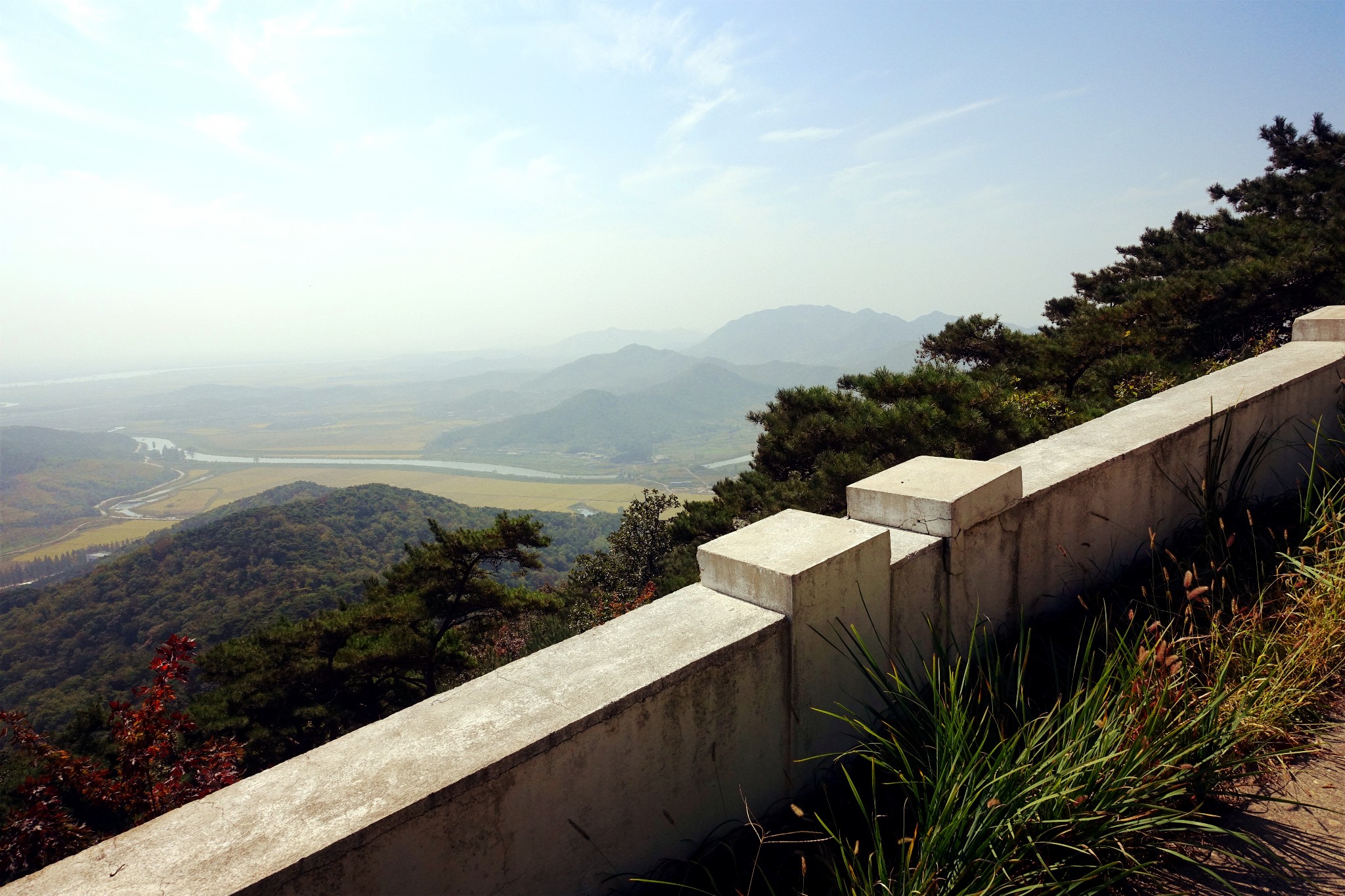 山的顶峰,可以俯瞰整个平壤市的风景.