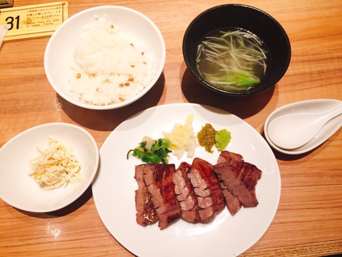 做美食的人吃东西 wKgBs1btGm6ADtXpAAk2SfjCCt403.jpeg?imageView2%2F2%2Fw%2F680%2Fq%2F90