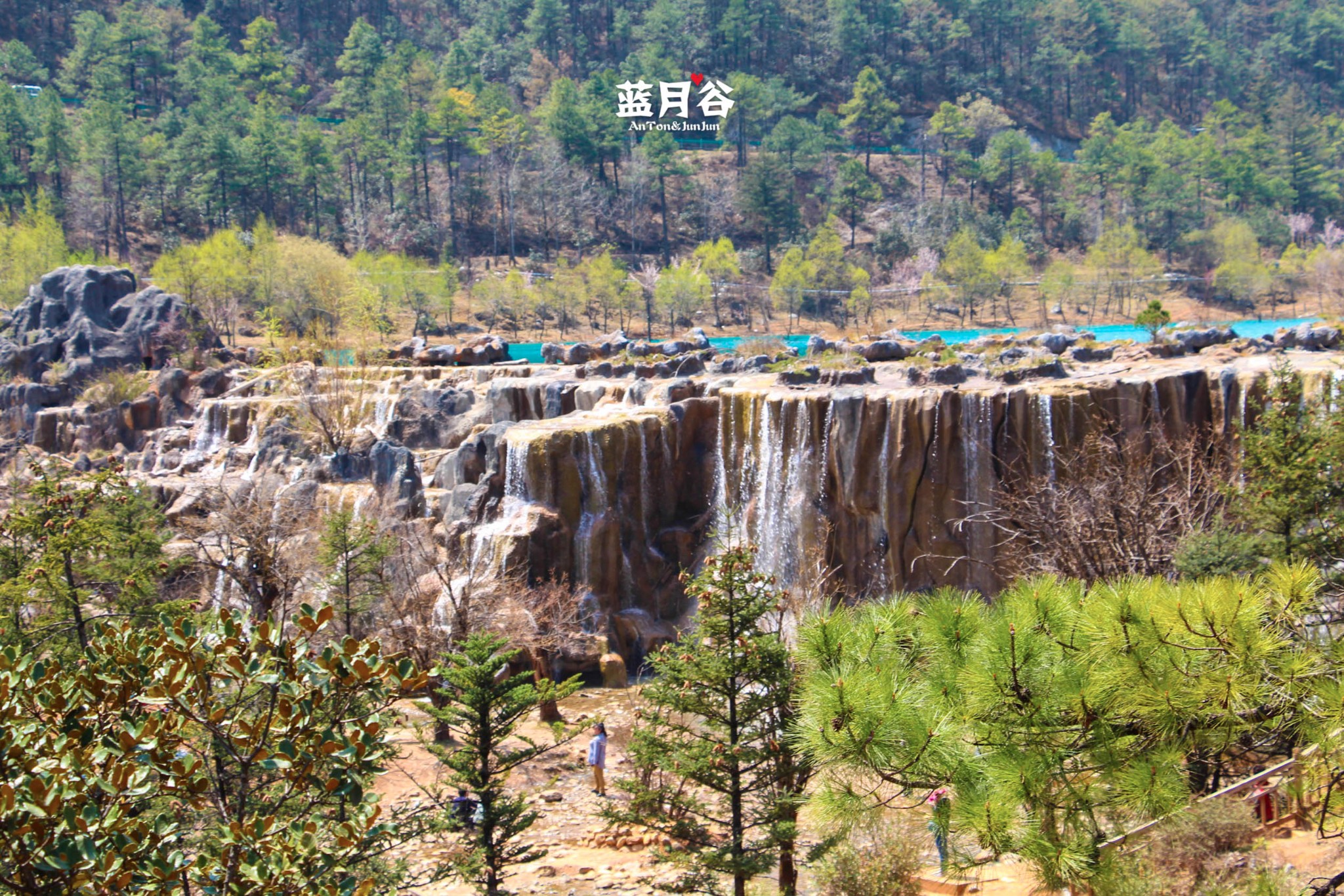 位於玉龍雪山東麓甘海子以北,雲杉坪南側的山谷之中