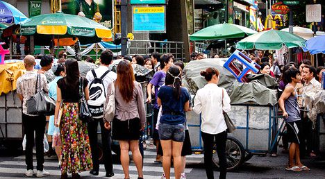 夜市卖内衣_夜市摆摊卖衣服图片(2)