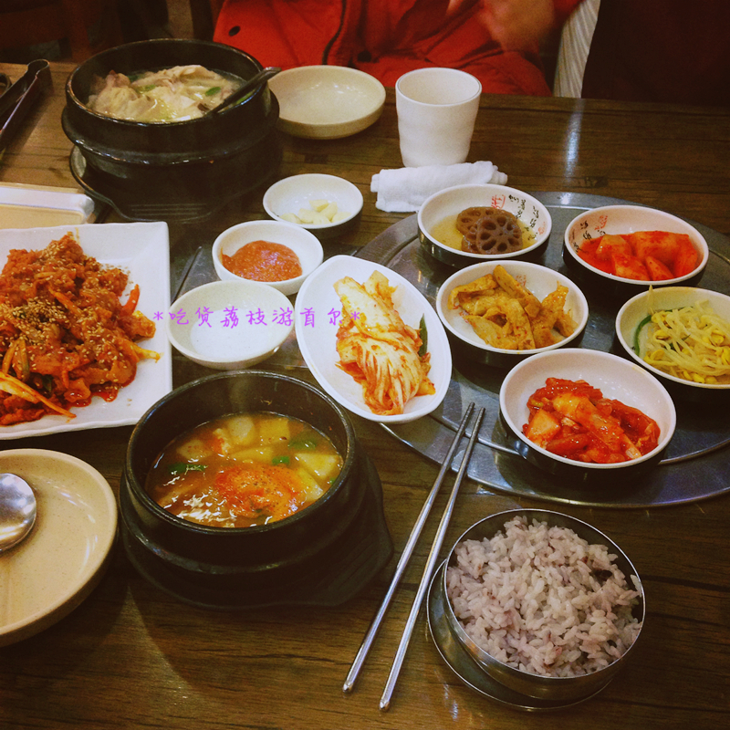 我吃的辣炒猪肉,免费送一份米饭.(韩国吃饭一般米饭是单独购买的)